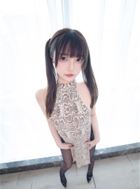 Kaminazaka Mayumi - A cheongsam with python patterns(39)